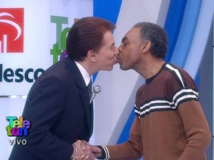 Silvio Santos beijou Gilberto Gil em 2001